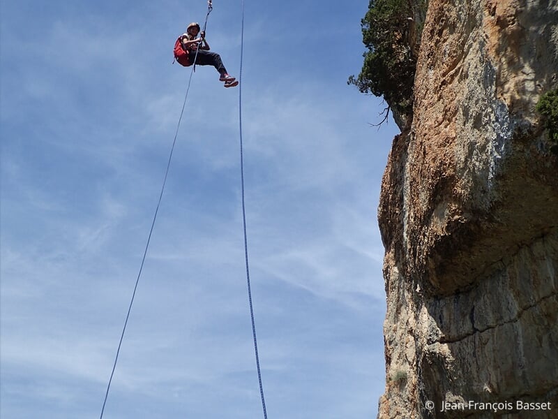 personne pratiquant la descente en rappel au rocher de sion
